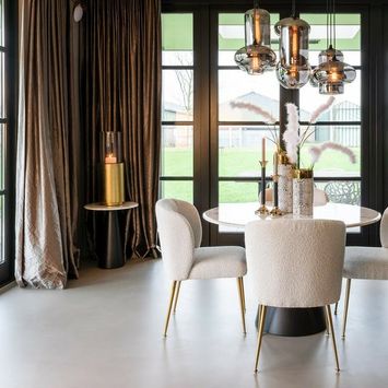 Elegancka jadalnia ze złotymi detalami