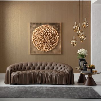 Brązowa skórzana sofa w nowoczesnym salonie