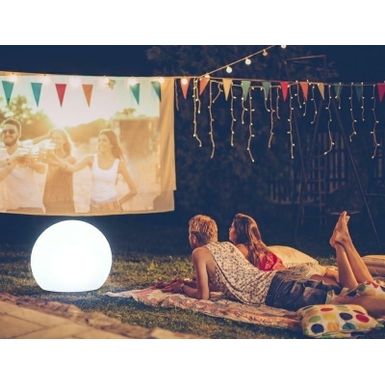 Lampa ogrodowa BULY 60 biała - LED   New Garden to hiszpańska marka specjalizująca się w wyjątkowych meblach i lampach ogrodowych. Całość wykonana jest...