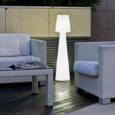 Lampa podłogowa LOLA 110 Battery - biały   New Garden to hiszpańska marka specjalizująca się w wyjątkowych meblach i oświetleniu wykonanym z...