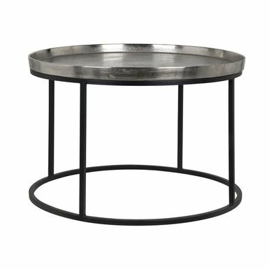 Stolik kawowy LYAM 70 - srebrny Stolik kawowy Lyam marki Richmond Interiors wykonany jest z aluminium połączonego z metalową czarną podstawą. Blat zdobi...