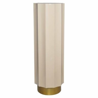 Kolumna / stolik ISABELLE 90 - beżowy Wysoki stolik Isabelle, wykonany z metalu, charakteryzuje się elegancką, geometryczną formą, która przyciąga uwagę...