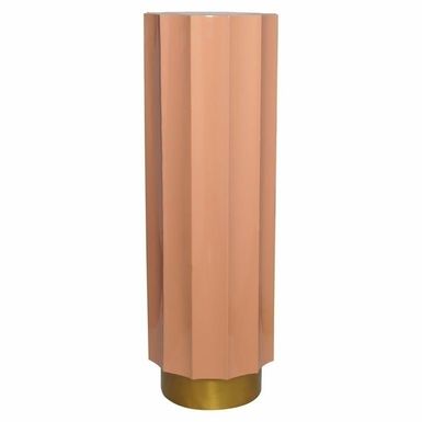 Kolumna / stolik ISABELLE 90 - różowy Wysoki stolik Isabelle, wykonany z metalu, charakteryzuje się elegancką, geometryczną formą, która przyciąga...