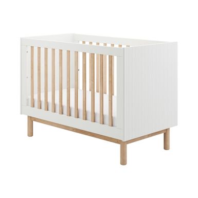 Łóżeczko MILOO pod materac 120x60 cm posiada trzy poziomy wysokości materaca i trzy wyciągane szczebelki oraz możliwość zdjęcia jednego boku...