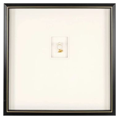 Obraz HANNA 80x80 Wyjątkowy element dekoracyjny, który łączy w sobie klasyczną elegancję z nowoczesnym minimalizmem. W centralnej części białego tła...