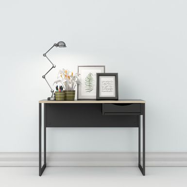   Biurko FUNCTION PLUS SMALL to mebel, który bez względu na to, w jakim otoczeniu zostanie umieszczony, wyróżnia się swoim niebanalnym designem,...