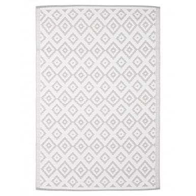 Chodnik PALAU ma prostokątny kształt i wymiary 120x180 cm. Powstał z polipropylenu. Wykonany jest w białym kolorze, zdobionym szarymi wzorami i obszyciami....