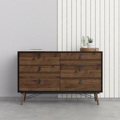 Komoda Ryan 6S-  6 szuflad, korpus czarny mat, front orzech  Komoda to mebel, który nigdy nie wypadnie z trendów, a to wszystko za sprawą praktycznego...