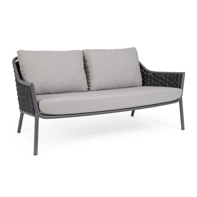 Sofa Everly posiada aluminiowy stelaż malowany proszkowo. Oparcie i boki posiadają tkanie z lin tekstylnych z wypełnieniem z gumy nitrylowej. Poduszka na...