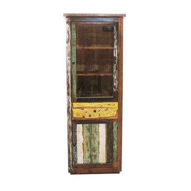 Wysoka witryna dwudrzwiowa Rustic Vintage to mebel wykonany z drewna z odzysku, który wprowadzi do wnętrza nieoczywisty urok — nikt nie przejdzie obok niej...
