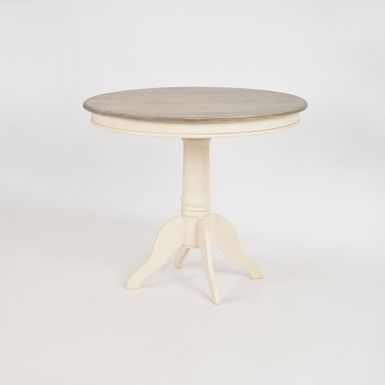 Stylizowany okrągły 90cm kremowy stół vintage.   Wymiary: - długość: 90 cm - szerokość: 90 cm - wysokość: 77 cm   Materiał: - płyta MDF - drewno...