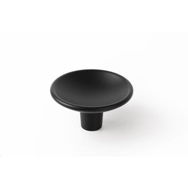 Gałka DISC 0530 - czarny mat / fi 50 mm   Wymiary: - średnica: 50 mm - wysokość: 27 mm   Materiał: metal   Kolor pokrycia: czarny mat