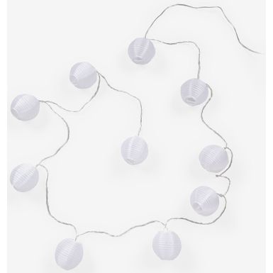 Wymiary: - długość kabla: 435 cm - lampka: 7 x 7 x 7 cm   Materiał:  - 70% plastik - 30% płótno - kabel w osłonie z tworzywa sztucznego   Kolor:...