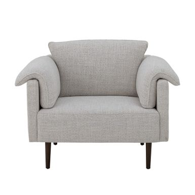 Fotel Chesham Lounge marki Bloomingville to idealne ulepszenie domu. Fotel jest głęboki, wygodny i pięknie wykonany z poliestru w kolorze złamanej bieli,...