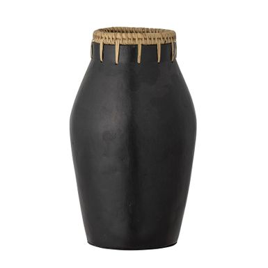 Wazon dekoracyjny DDIXON - czarny Wymiary: - średnica: 15 cm - wysokość: 27 cm Materiał: - terakota - rattan Kolor: czarny Waga: 1 kg Wazon służy do...