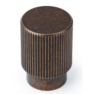 Gałka ARPA 0583 - mosiądz rustykalny / fi 22 mm Arpa cechuje się prostą i symetryczną estetyką, która nawiązuje do wpływów stylu art deco, cieszącego...