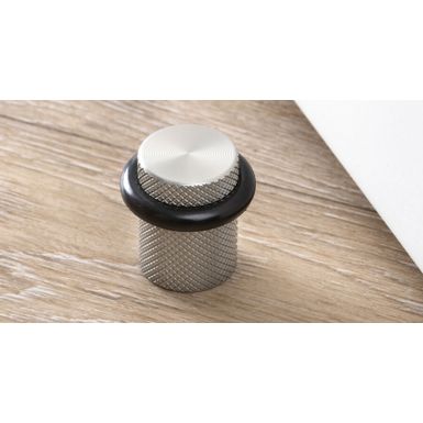 Stoper do drzwi GRAF 8009 - efekt stali nierdzewnej / fi 27 mm  Wymiary: - średnica: 27 mm - wysokość: 28 mm   Materiał: aluminium   Kolor...