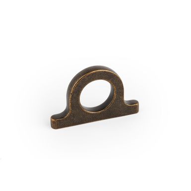 Gałka OMEGA - mosiądz rustykalny / rozstaw 32 mm   Wymiary: - szerokość: 62,5 mm - głębokość: 38,6 mm - wysokość: 7,5 mm    Materiał: metal...