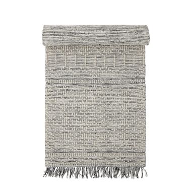 Chodnik Maisy marki Creative Collection jest wykonany z bawełny i ma piękny czarno-naturalny odcień, który wprowadza przytulną atmosferę do wystroju domu....
