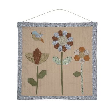 Dekoracja ścienna Tanne marki Bloomingville Mini to wielofunkcyjna dekoracja ścienna z kwiatami i efektem patchworku - można ją powiesić na ścianie w celu...