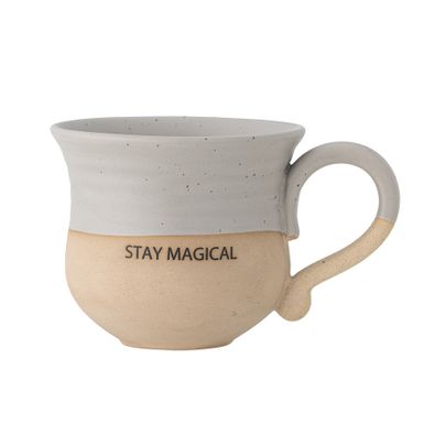 Kubek Claire marki Creative Collection wywołuje uśmiech na twarzy dzięki napisowi "Stay magical" i przytulnemu kształtowi. Idealny prezent dla gospodyni....