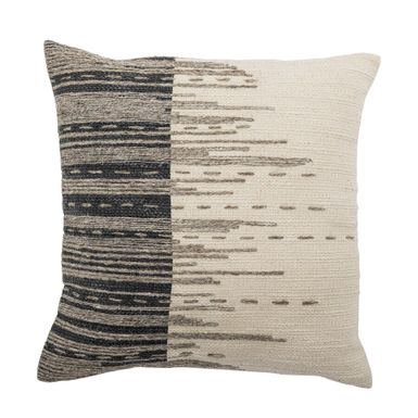 Poduszka Seaford marki Creative Collection jest ozdobiona pięknym, ręcznie szytym haftem w spokojnych, naturalnych odcieniach. Kwadratowa poduszka dekoracyjna...
