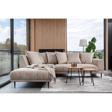 Narożnik Velutto to nowoczesna wersja glamour. Mebel z pewnością odnajdzie się również w stylu art deco. Dzięki wysokim nóżkom wygląda lekko i...