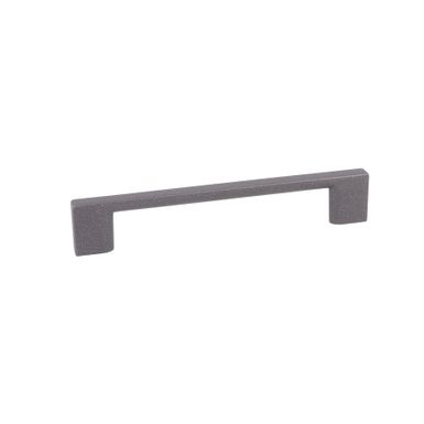 Uchwyt 2576 - grafit mat lakier proszkowy / rozstaw 96 mm Wymiary: - długość: 118 mm - rozstaw otworów: 96 mm Materiał: metal Kolor pokrycia: grafit mat -...
