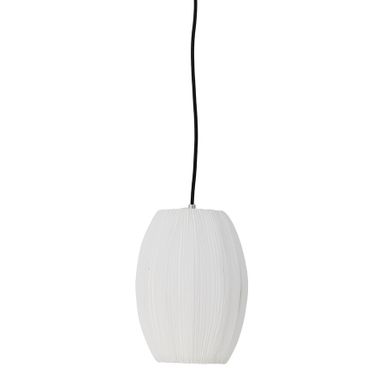Lampa wisząca Pica firmy Bloomingville ma miękki biały klosz z tkaniny, który rozprowadza przyjemne i ciepłe światło. Prosty kształt i wyraz światła...