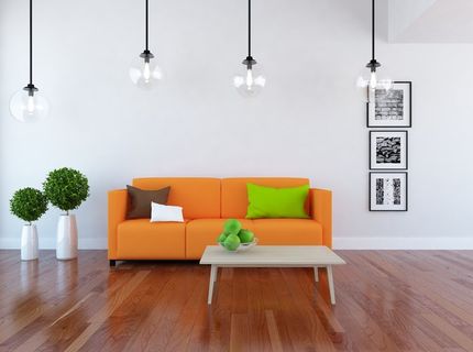 Pomarańczowa sofa - energetyczny akcent w salonie