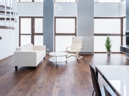 Fotel w salonie - poznaj zalety takiego rozwiązania