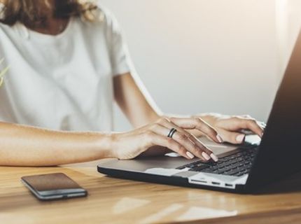 Jak dbać o kręgosłup podczas pracy przy komputerze?
