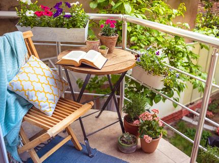 Jak urządzić balkon, żeby stał się małym ogrodem?