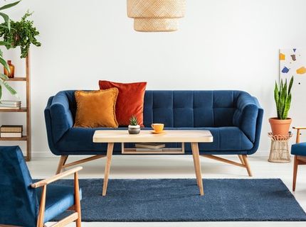 Sofa w intensywnym kolorze oraz wszystko, co powinieneś wiedzieć na jej temat