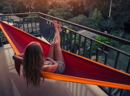 Hamak na balkon – idealne wakacje we własnym domu