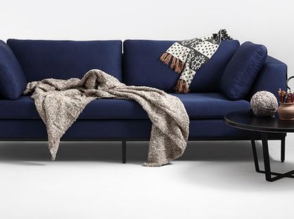 Sofa na nóżkach i wszystko co należy o niej wiedzieć