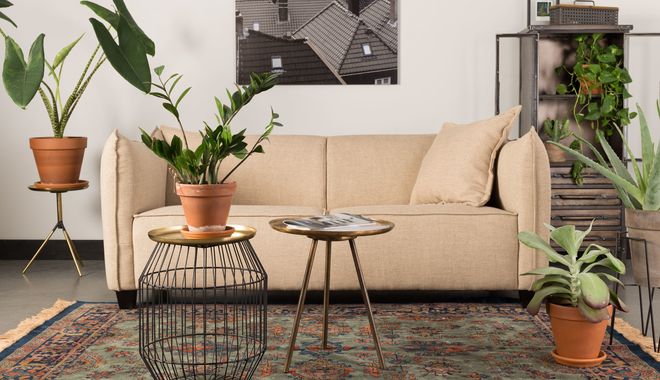 Wygodna sofa w towarzystwie modnych stolików