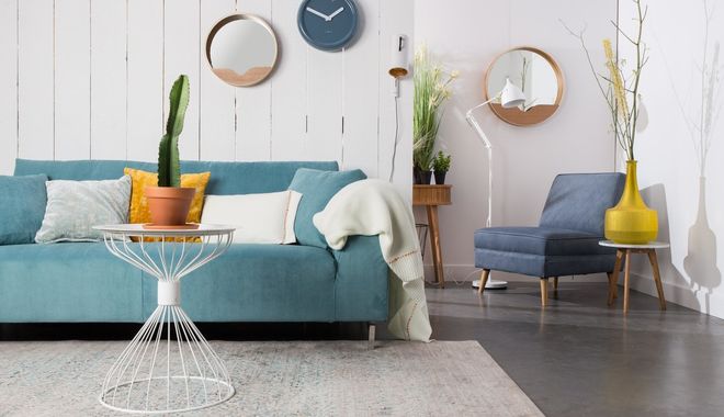 Kontrastowa sofa w niebieskim kolorze