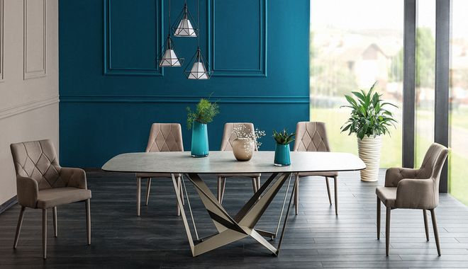 Proste wnętrze z designerskim stołem