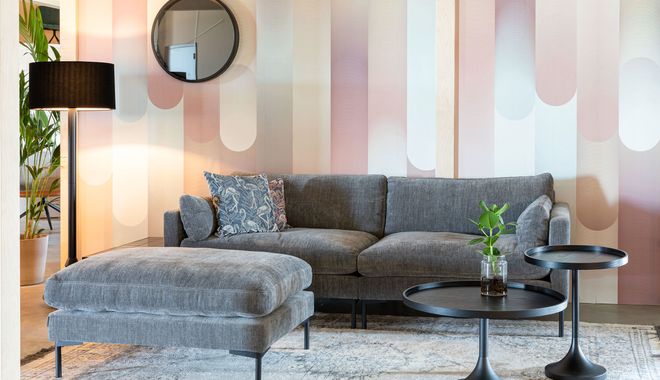 Szara sofa w salonie