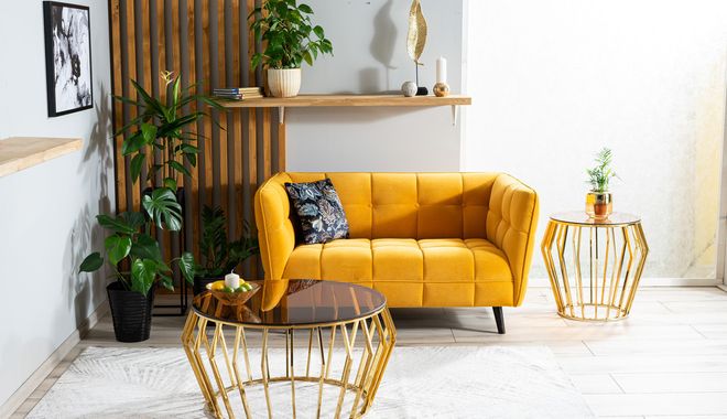 Wyrazista sofa w salonie