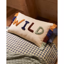 Poszewka dekoracyjna do pokoju dziecka kolorowa 50x30 cm z napisem Wild