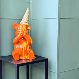Figurka dekoracyjna SITTING GELATO BEAR 37 - pomarańczowy
