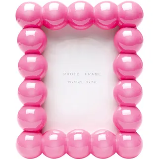 Ramka na zdjęcia BUBBLE PINK 10x15 - różowy Wymiary: - szerokość: 18,5 cm - głębokość: 4,5 cm - wysokość: 23 cm - wymiary zdjęcia: 10x15 cm...