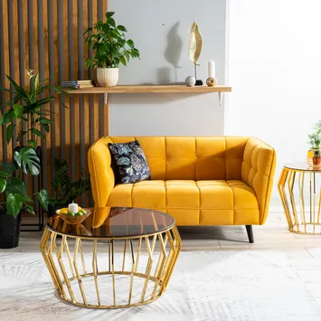 Wyrazista sofa w salonie