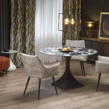 Glamour w ciemnym salonie