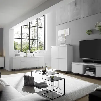 Minimalistyczne meble w loftowym salonie