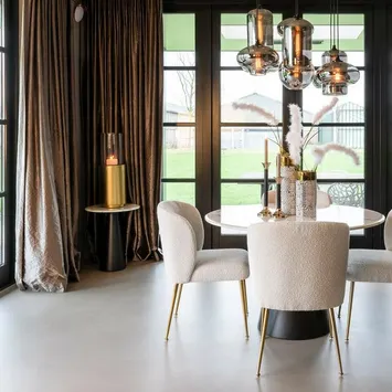 Elegancka jadalnia ze złotymi detalami