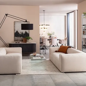 Minimalistyczny salon z jadalnią