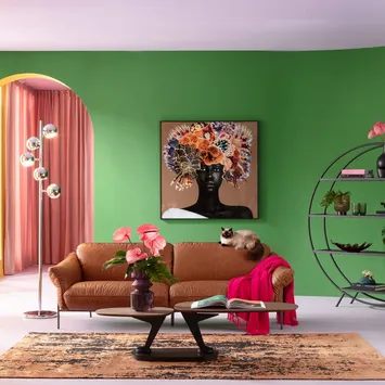 Kolorowy salon ze skórzaną sofą